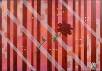 Une rose d'un rouge profond sur un fond rayé et abstrait